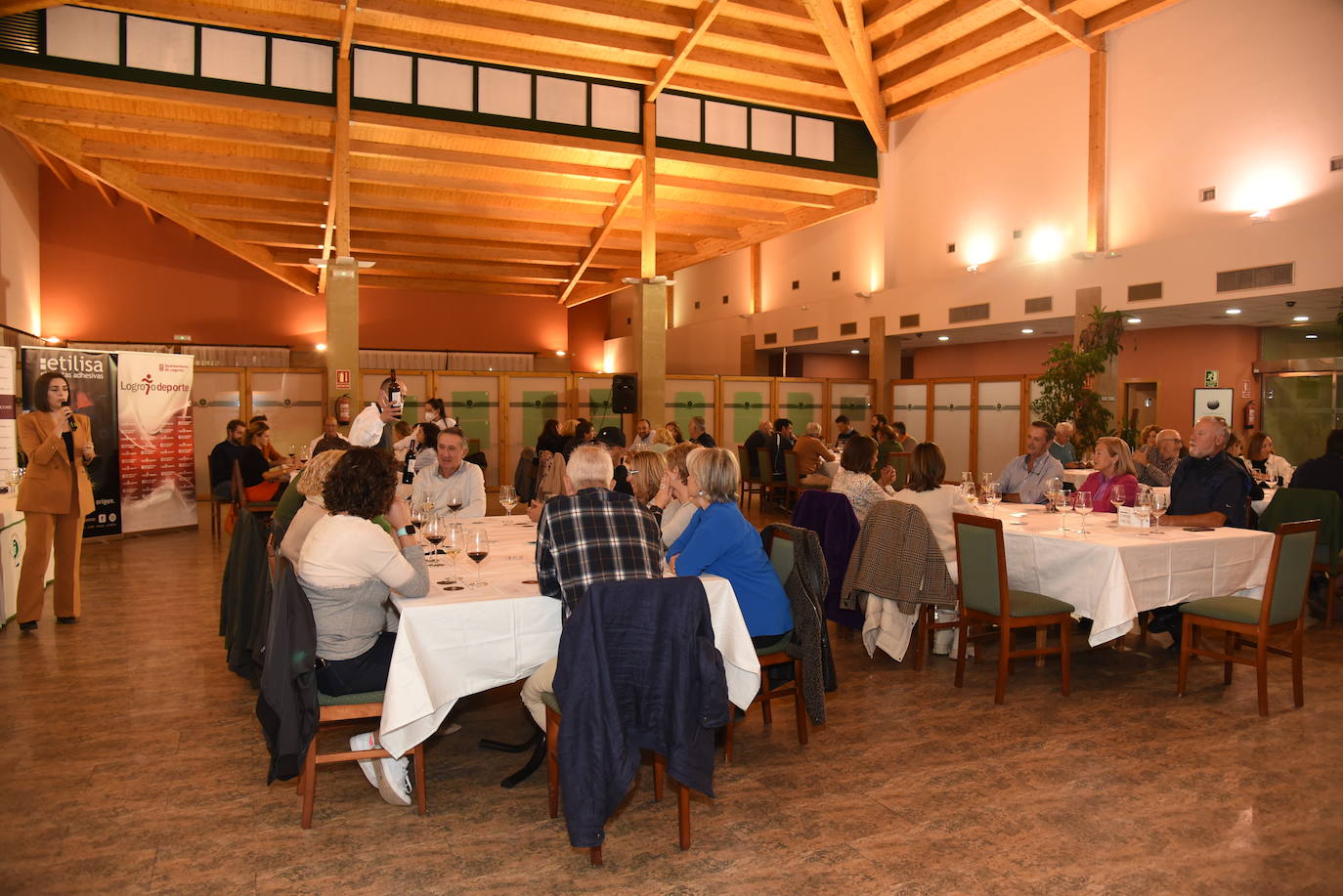 Los participantes en el torneo Finca de los Arandinos de la Liga de Golf y Vino, organizado por lomejordelvinoerioja.com, disfrutaron de los vinos de la bodega tras la jornada de juego.