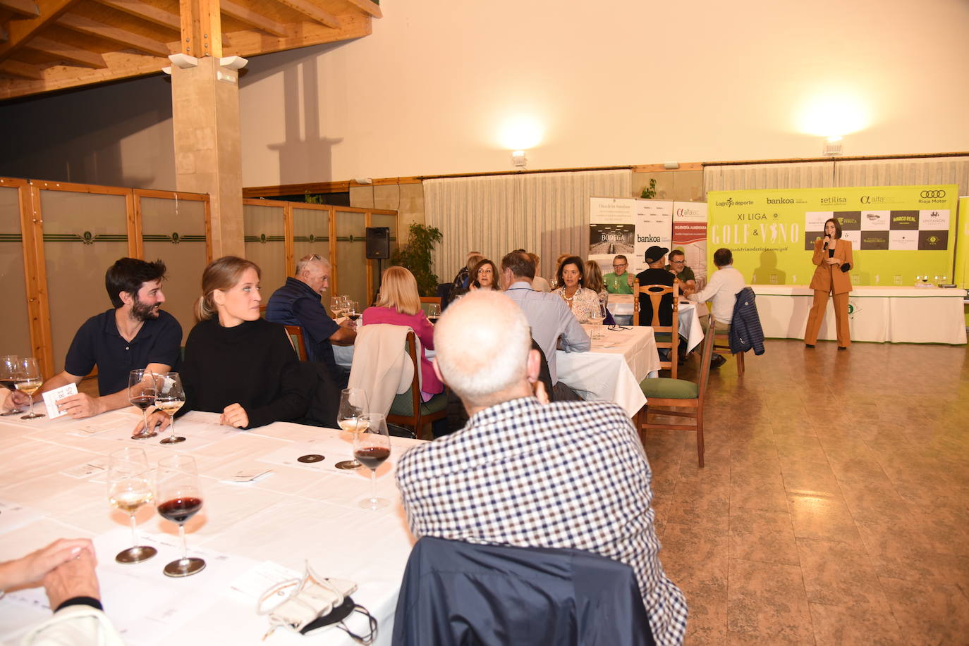 Los participantes en el torneo Finca de los Arandinos de la Liga de Golf y Vino, organizado por lomejordelvinoerioja.com, disfrutaron de los vinos de la bodega tras la jornada de juego.