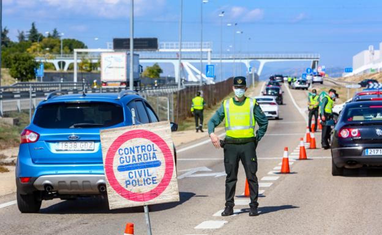 Un control de la Guardia Civil a la salida de una ciudad. 