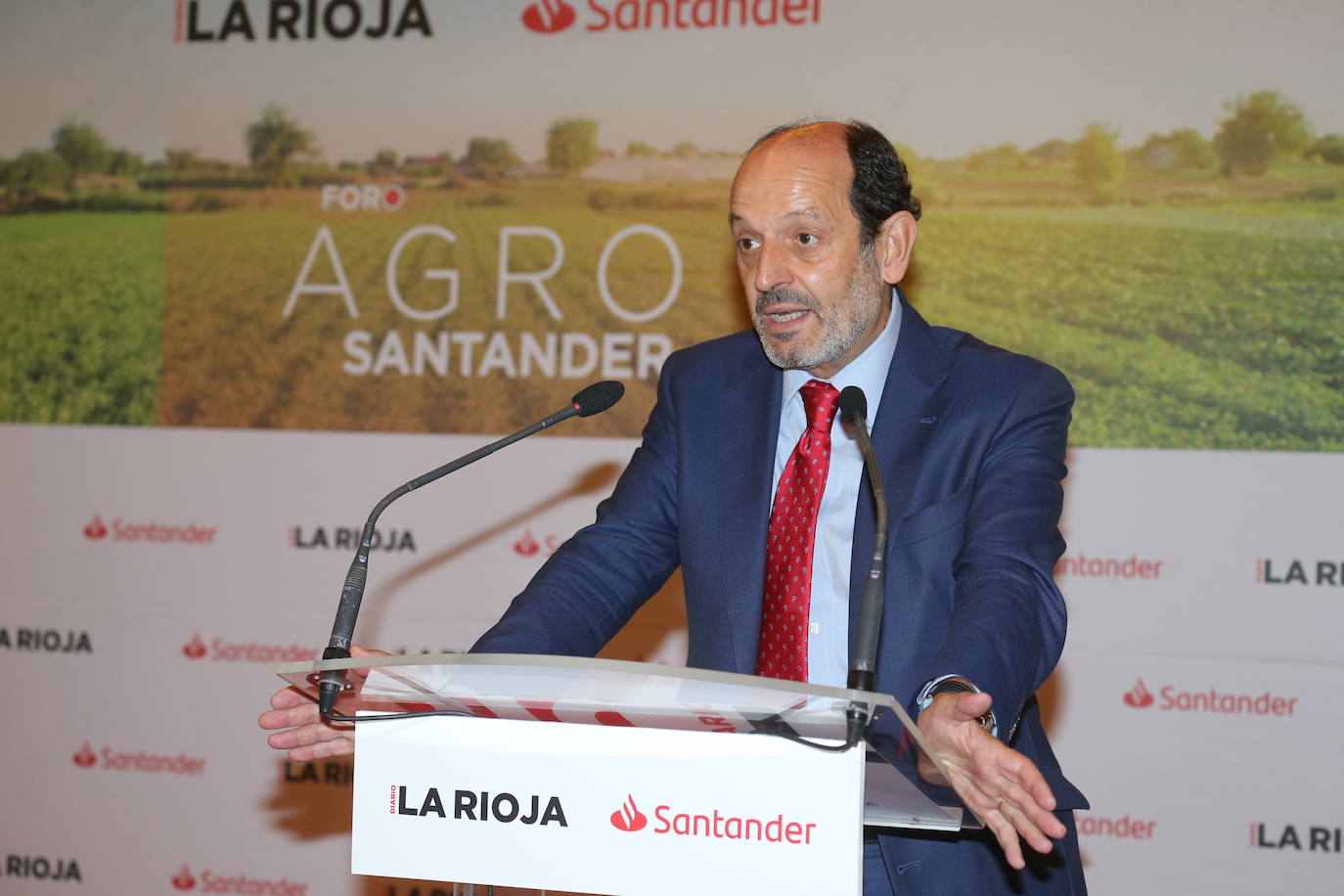 Fotos: Hita expone la política agraria regional en el Foro Agro Santander