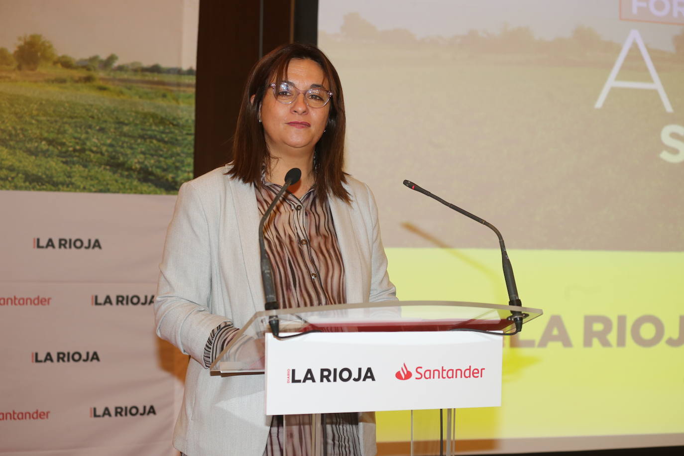 Fotos: Hita expone la política agraria regional en el Foro Agro Santander