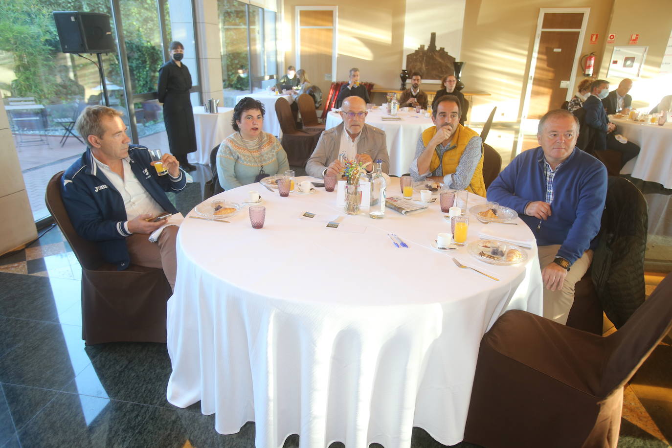 Fotos: Hita expone la política agraria regional en el Foro Agro Santander