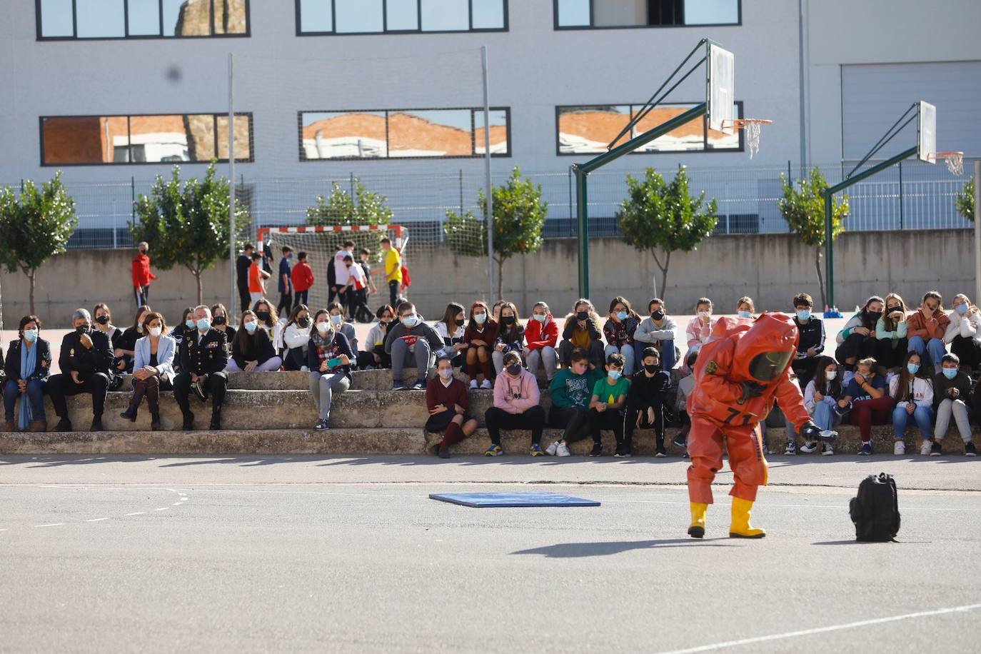 La Policía Nacional ha entregado el carné de 'ciberexpert@' a 49 estudiantes del colegio Marianistas de Logroño. Después, ha habido una exhibición operativa de diferentes Unidades del Cuerpo Nacional de Policía.