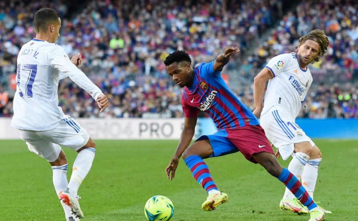 Ansu Fati, en un lance del clásico junto a Modric y Lucas Vázquez. 