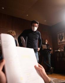 Imagen secundaria 2 - Arriba, Jorgue Perugorría; debajo, Nacho Sánchez y Carlo Padial, durante el rodaje.