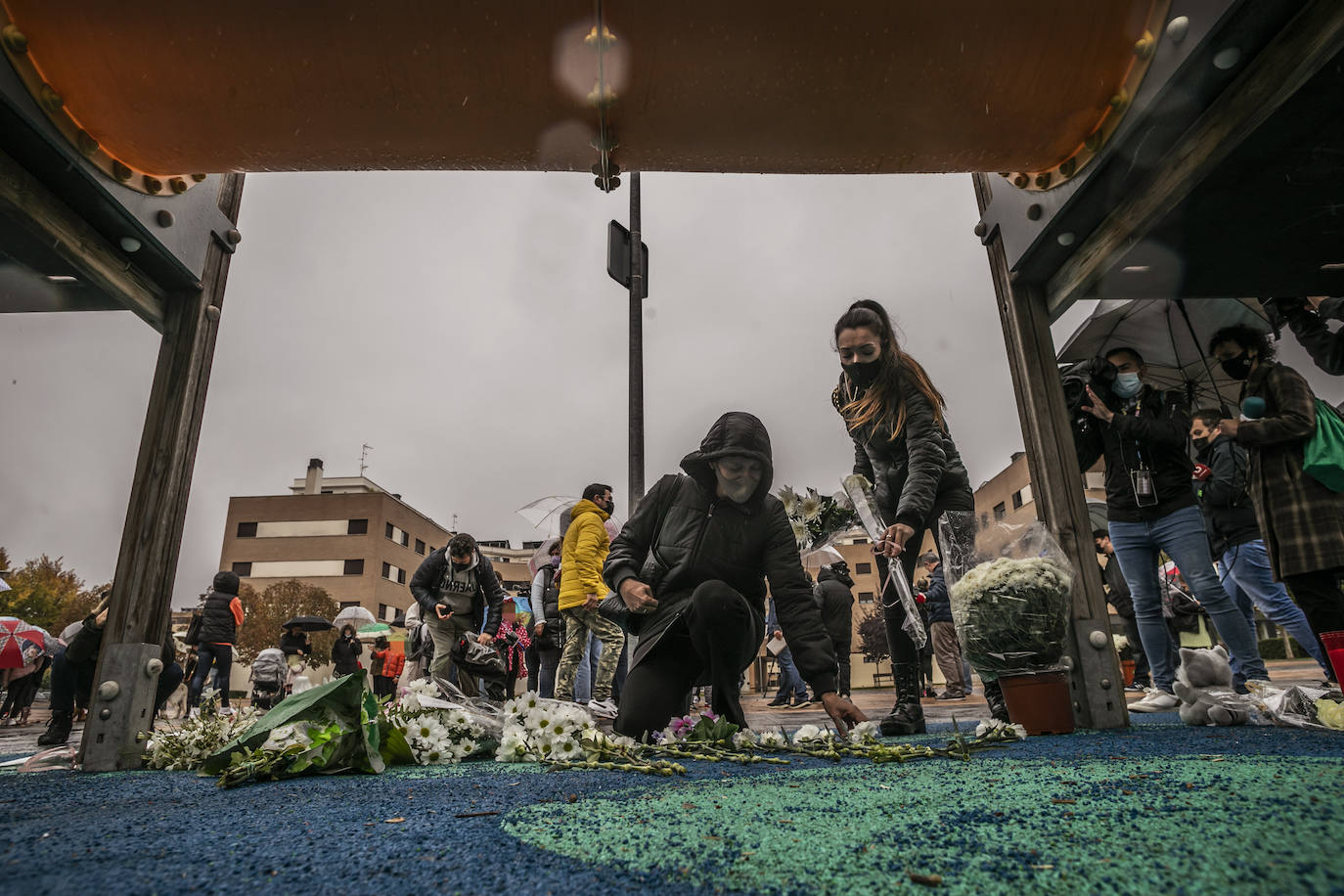 Los vecinos de Lardero se han concentrado en memoria del pequeño asesinado en Lardero. 