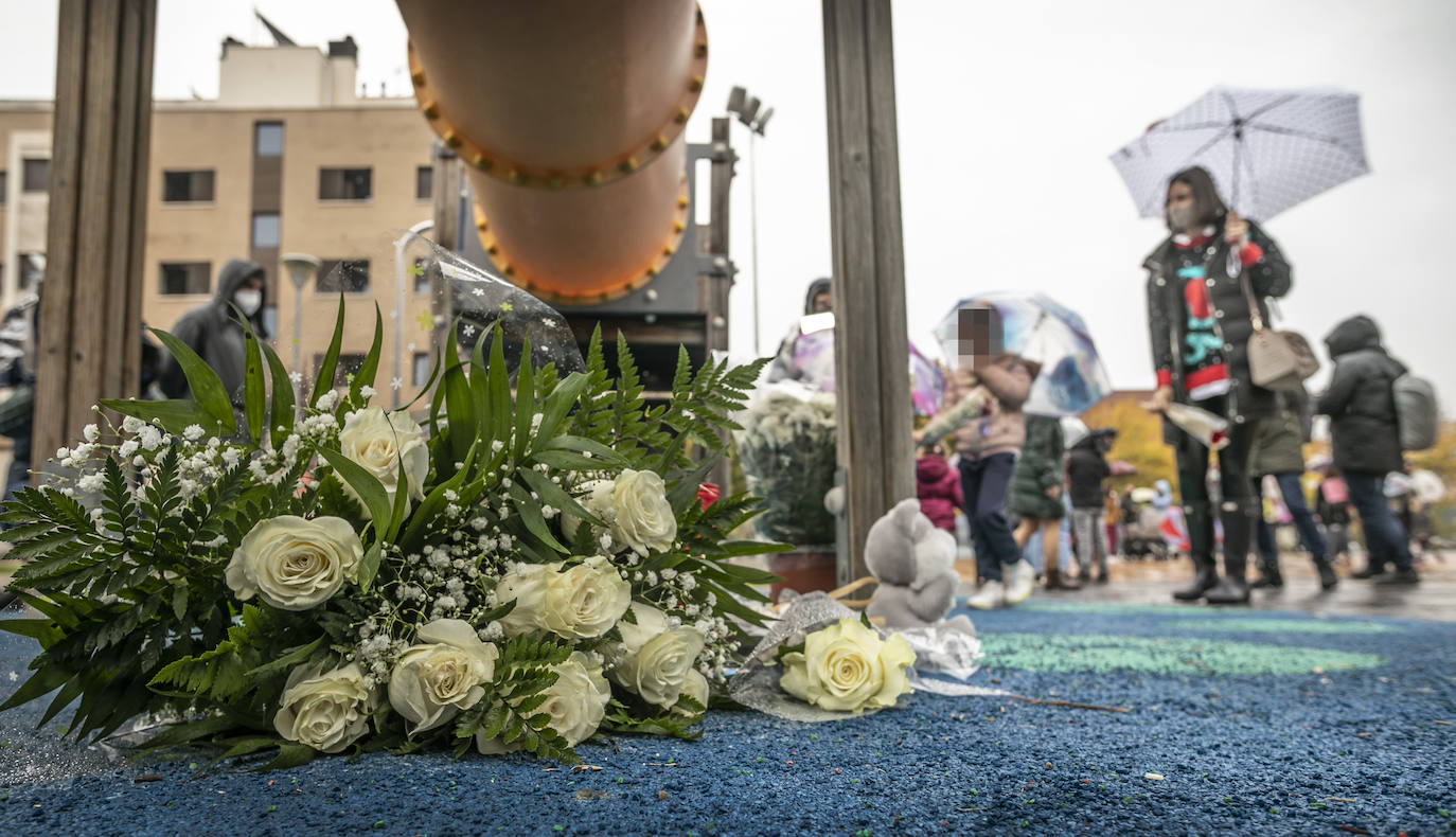 Los vecinos de Lardero se han concentrado en memoria del pequeño asesinado en Lardero. 