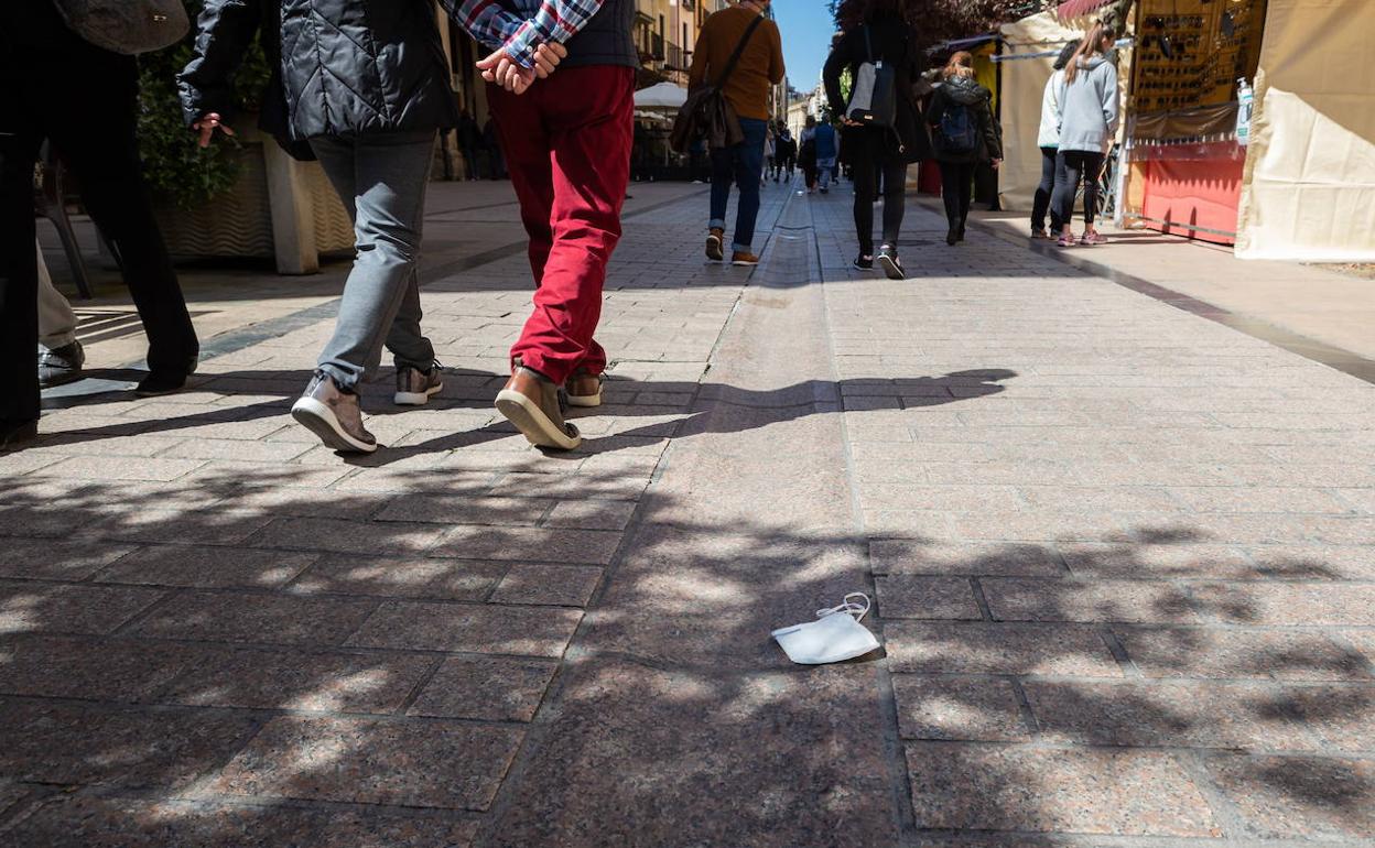 Una mascarilla en el suelo de una calle de Logroño