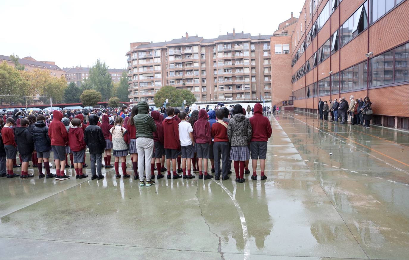 La comunidad educativa del colegio Sagrado Corazón (Jesuitas), donde estudiaba el pequeño asesinado, ha guardado un minuto de silencio