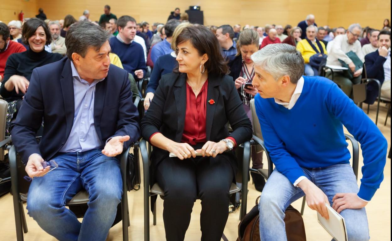 José Ignacio Pérez conversa con Concha Andreu y Francisco Ocón en el foro municipal del PSOE celebrado el año pasado en Riojafórum. 