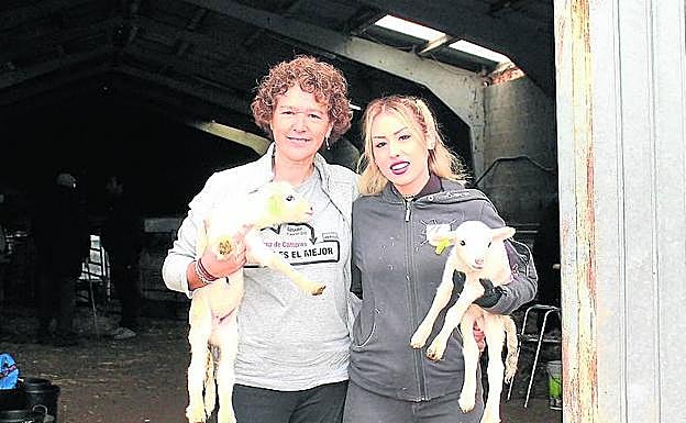 Carmen y Laura Fernández, con los últimos corderos nacidos. 