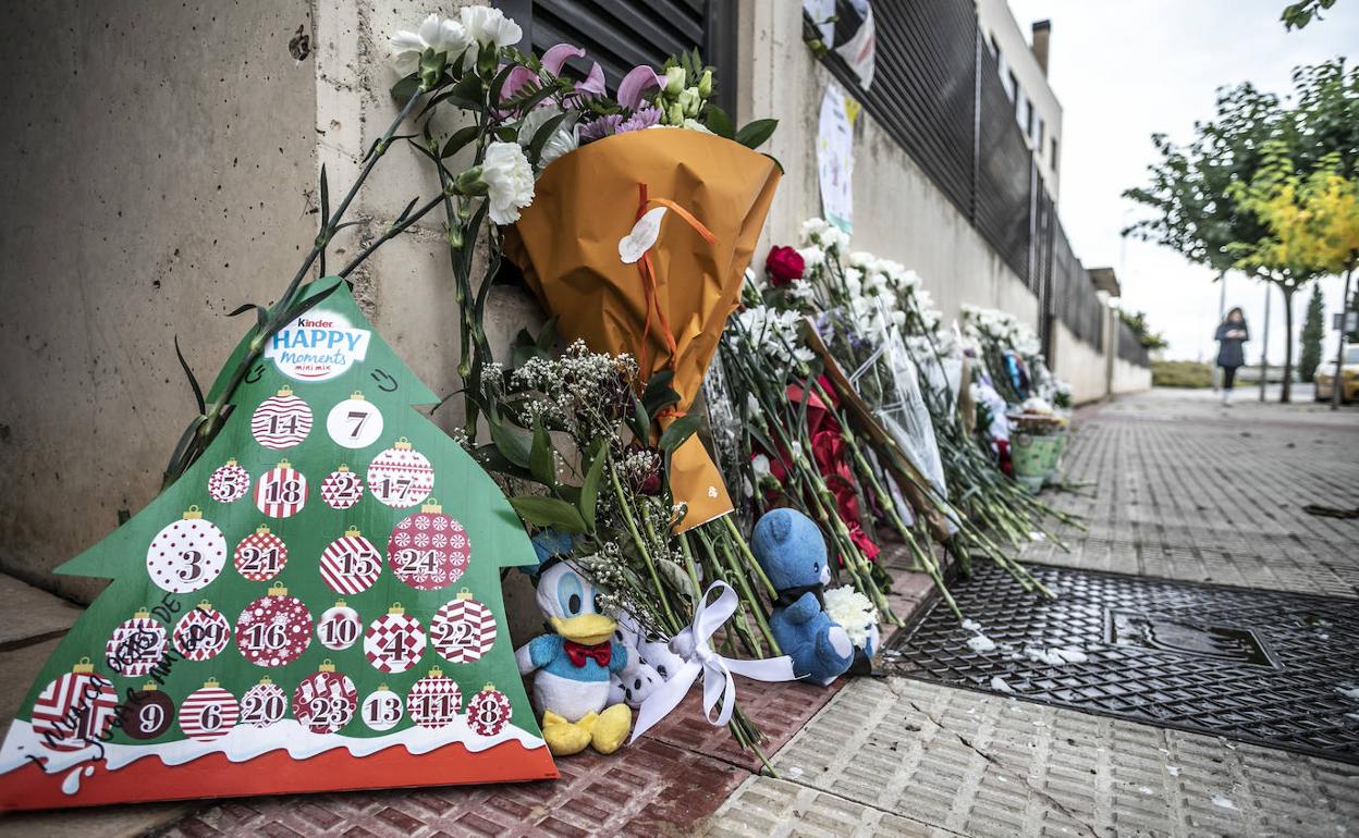 Flores, peluches y demás recuerdos a Álex, en la calle Río Linares. 