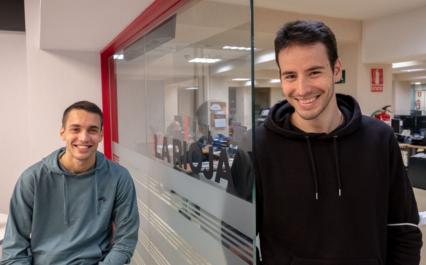 Preparados. Javier Zabala y Darío Gómez sonríen en su visita a las instalaciones de Diario LA RIOJA. 