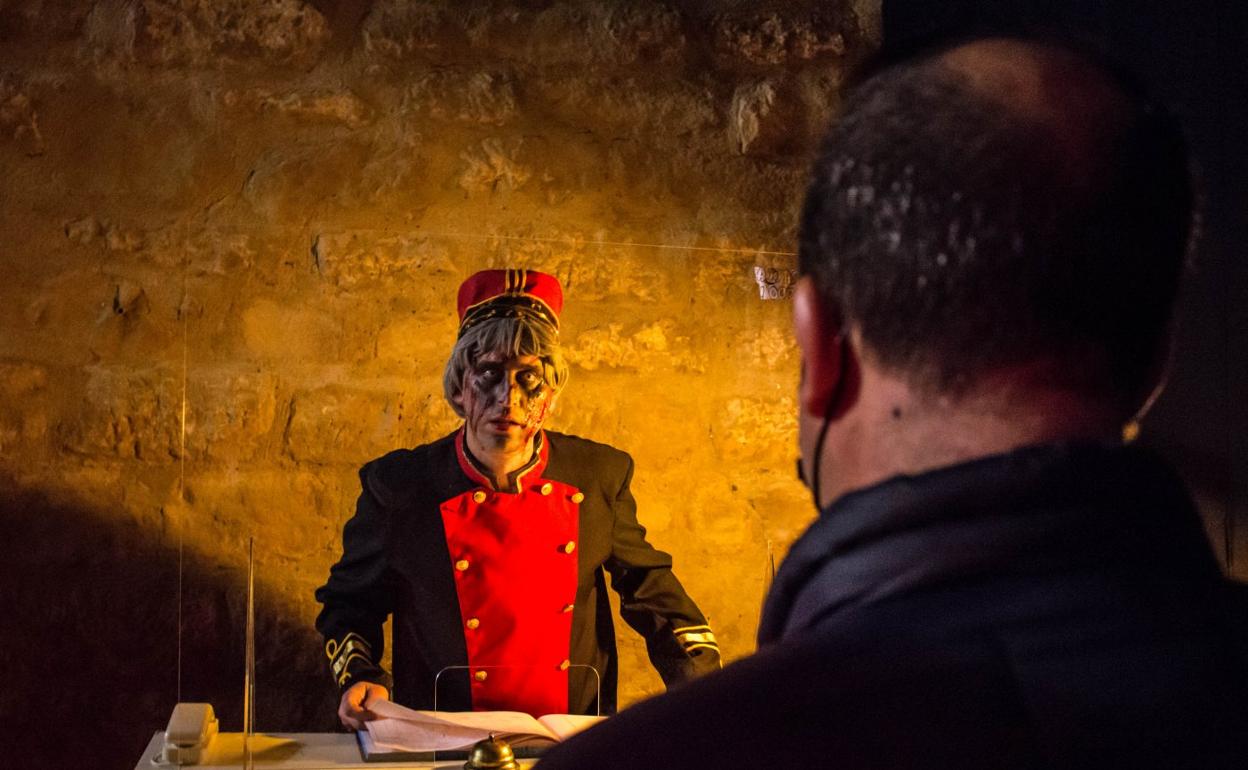 Recibimiento, anoche, en el 'Pasaje del terror' acondicionado en la plaza de toros de Haro. 