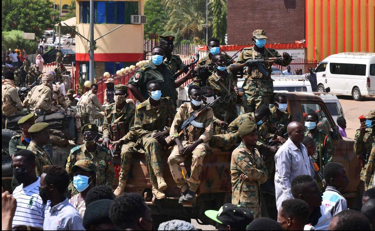 Soldados sudaneses patrullan las calles del país.