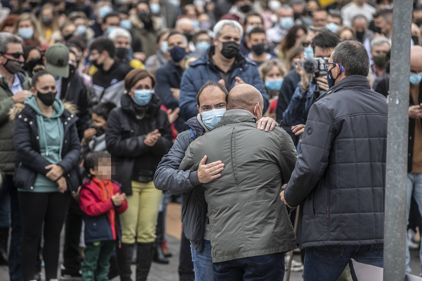 Más de un millar de personas han participado este domingo en una concentración en la localidad cigüeña