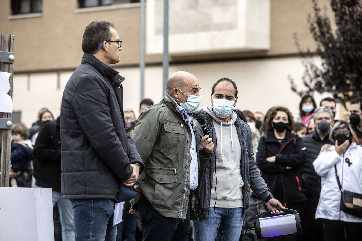 Más de un millar de personas han participado este domingo en una concentración en la localidad cigüeña