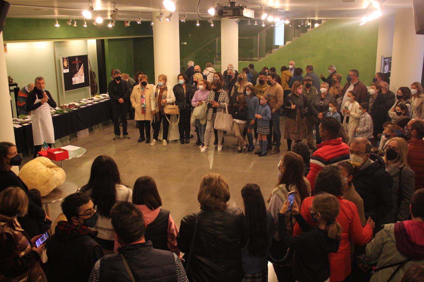 El vestíbulo y el entorno del Teatro Cervantes se han transformado este domingo en embajadas del entorno natural de la ciudad del calzado