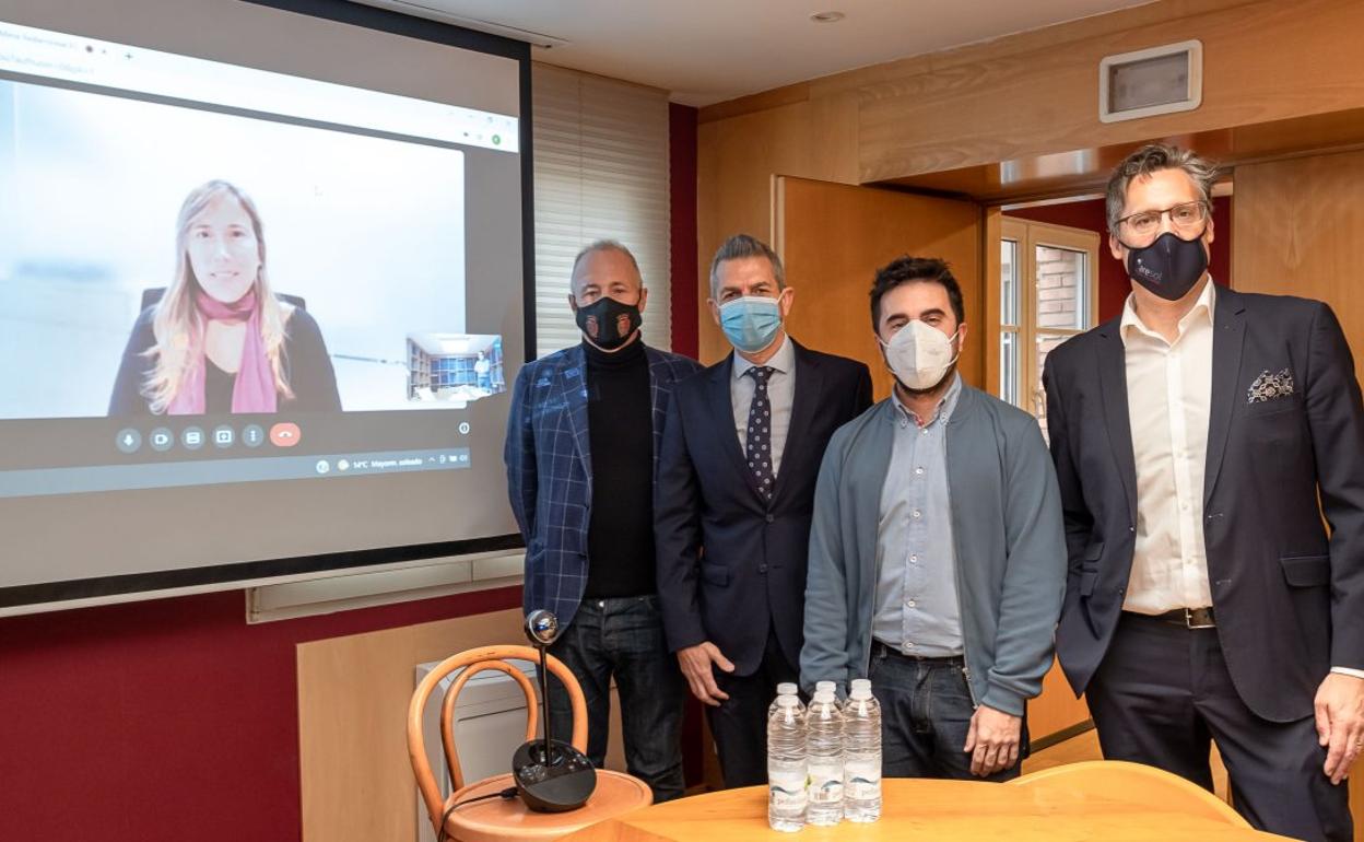 Damaris Medina, en pantalla, participó por videoconferencia en el debate al que asistieron presencialmente Iván Moya, José María Fernández Hueso, Álex Dorado y Alberto Romero en la sede de Diario LA RIOJA. 