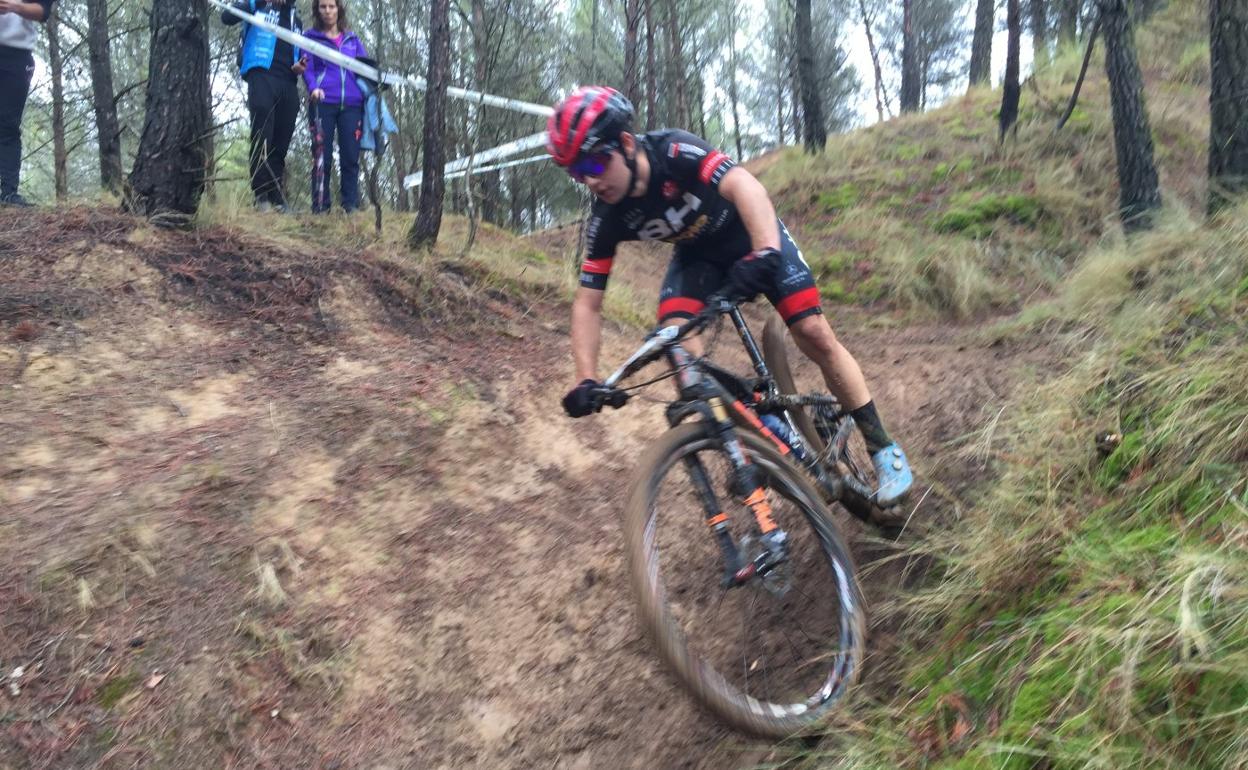 Miguel Ramírez de Arellano afronta una bajada. 