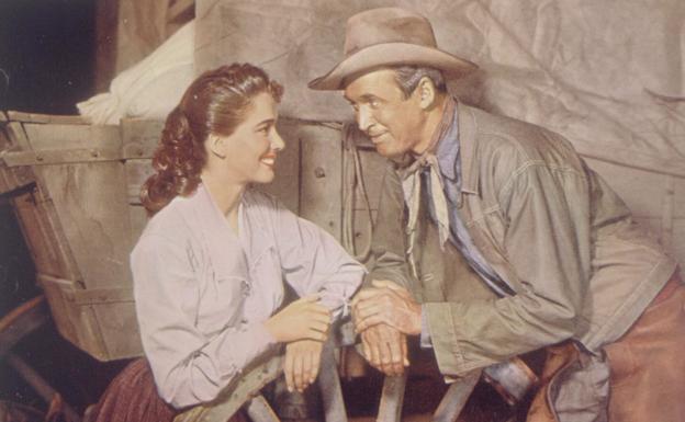 Julie Adams y James Stewart en 'Horizontes lejanos'.