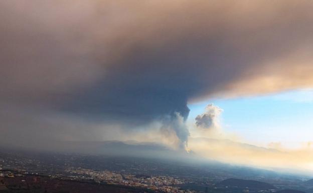 Emisión de cenizas del volcán de Cumbre Vieja, en la isla de La Palma.