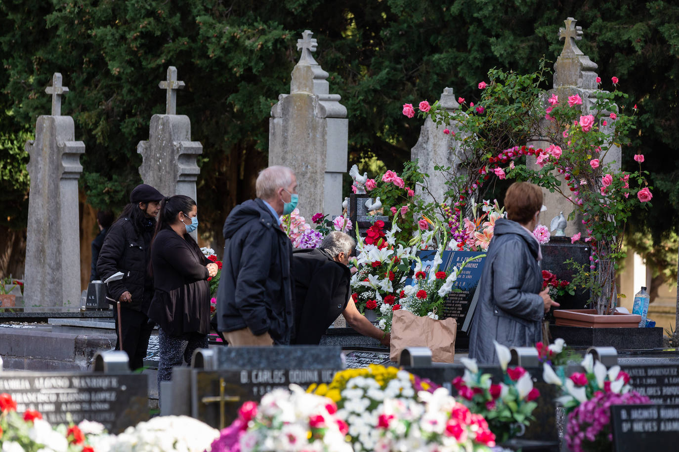 Fotos: Día de Todos los Santos en el cementerio de Logroño