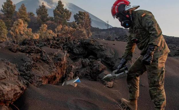 Militares monitorizando la emisión de gases del volcán en la zona de exclusión.