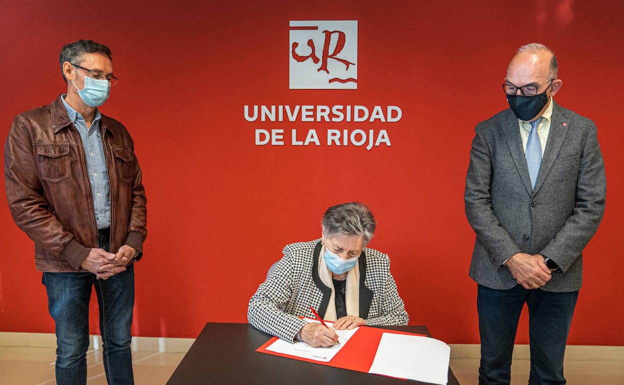 Victoria Martínez, durante la firma del acuerdo de cesión de los fondos en presencia del alcalde de Badarán y el rector de la UR. 