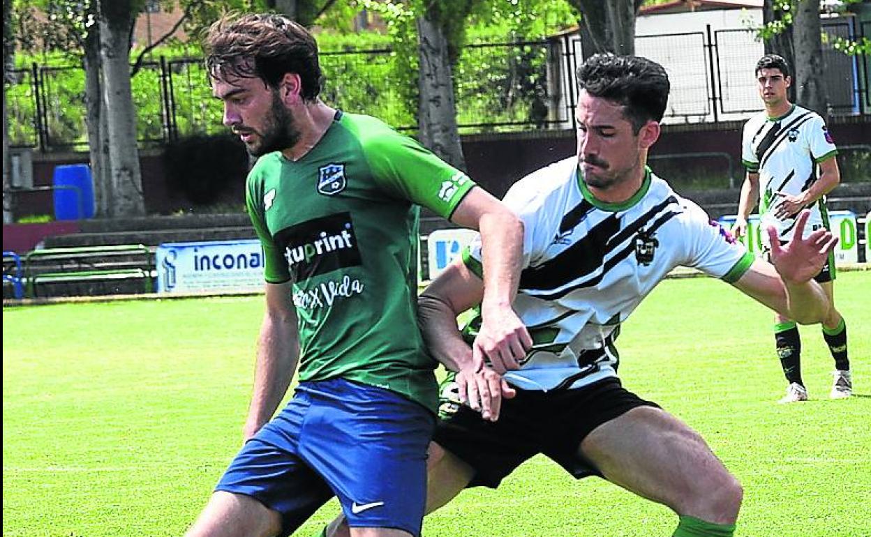 Raúl intenta robar al esférico a un jugador del Berceo durante el pasado curso. 