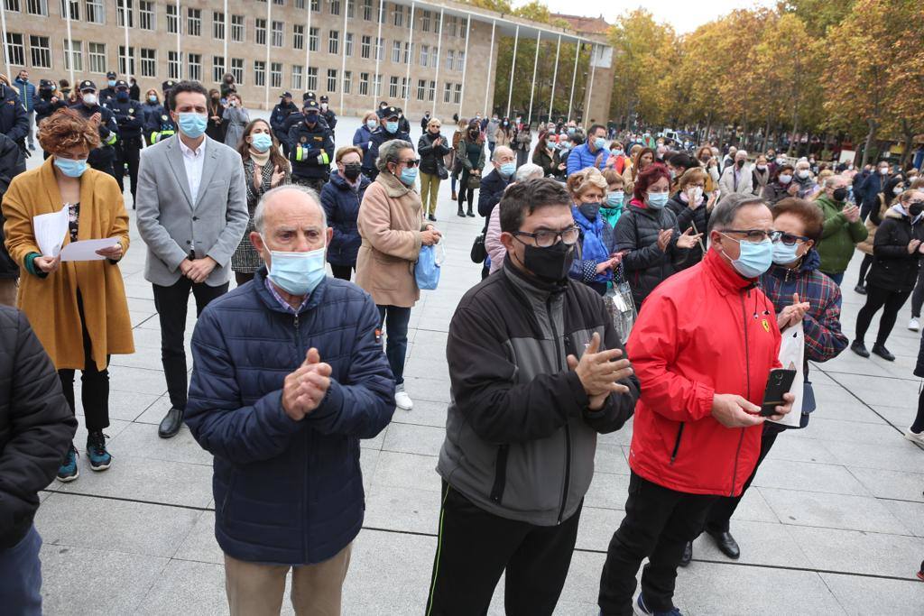 Imagen secundaria 2 - Cientos de personas se concentran en Logroño para mostrar su dolor por la muerte de Álex