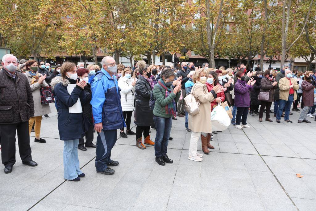 Imagen principal - Cientos de personas se concentran en Logroño para mostrar su dolor por la muerte de Álex