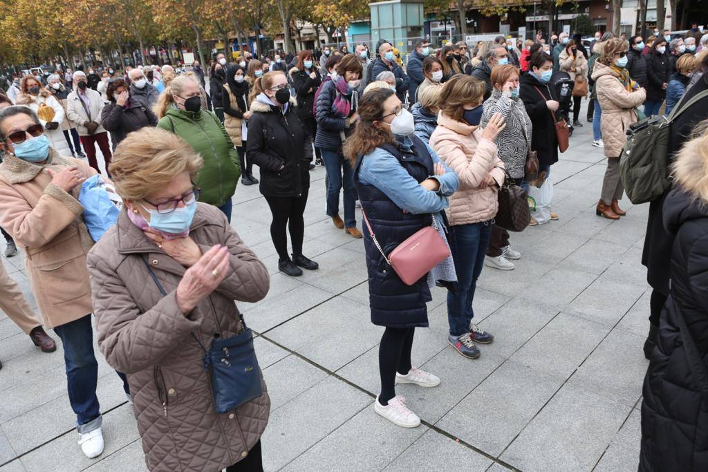 Imagen secundaria 1 - Cientos de personas se concentran en Logroño para mostrar su dolor por la muerte de Álex