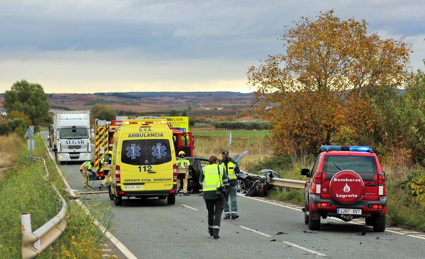 Accidente por un choque por alcance entre un tractor y un coche en la carretera que une Villamediana y Murillo. 