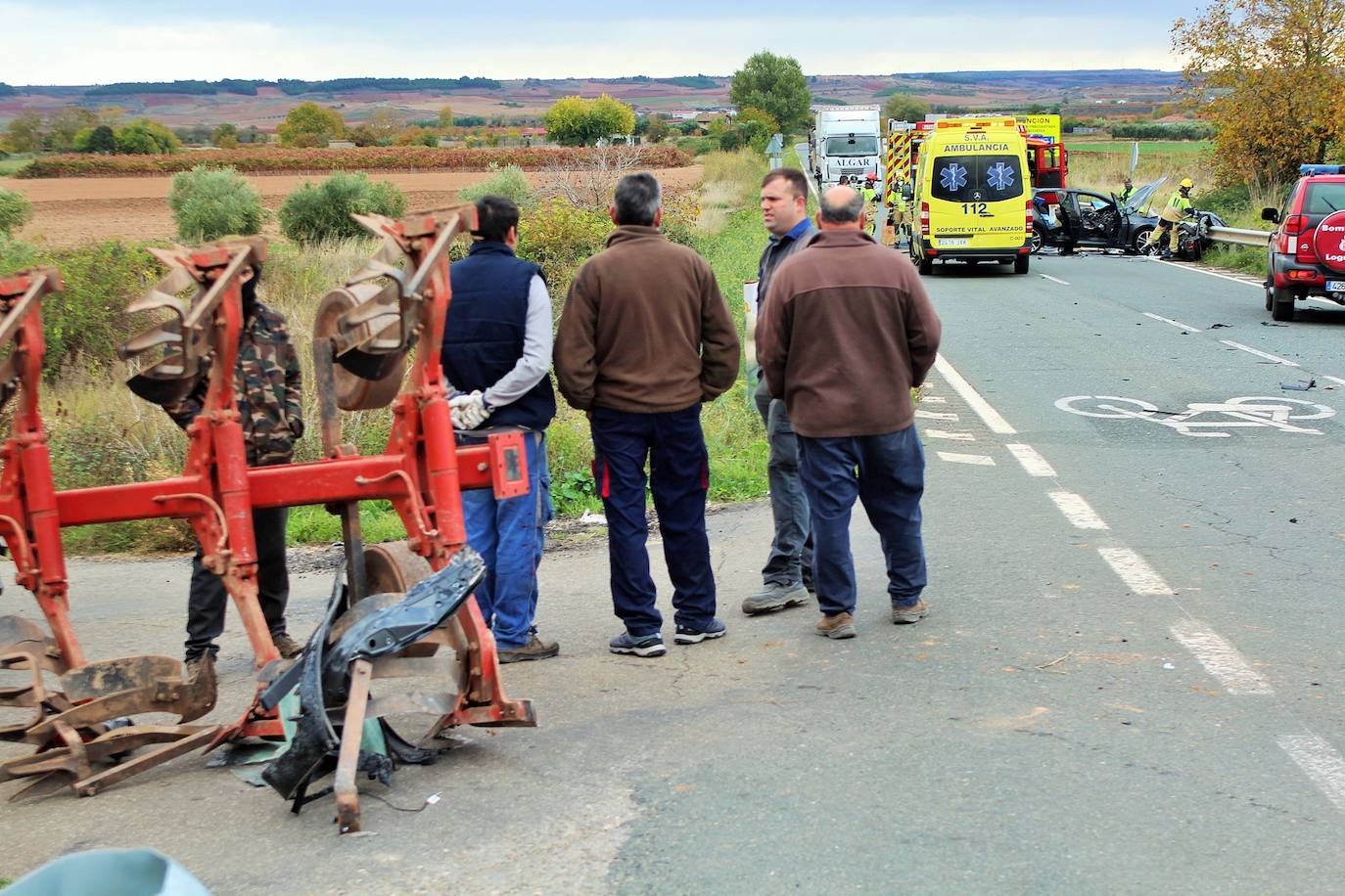 Accidente por un choque por alcance entre un tractor y un coche en la carretera que une Villamediana y Murillo. 