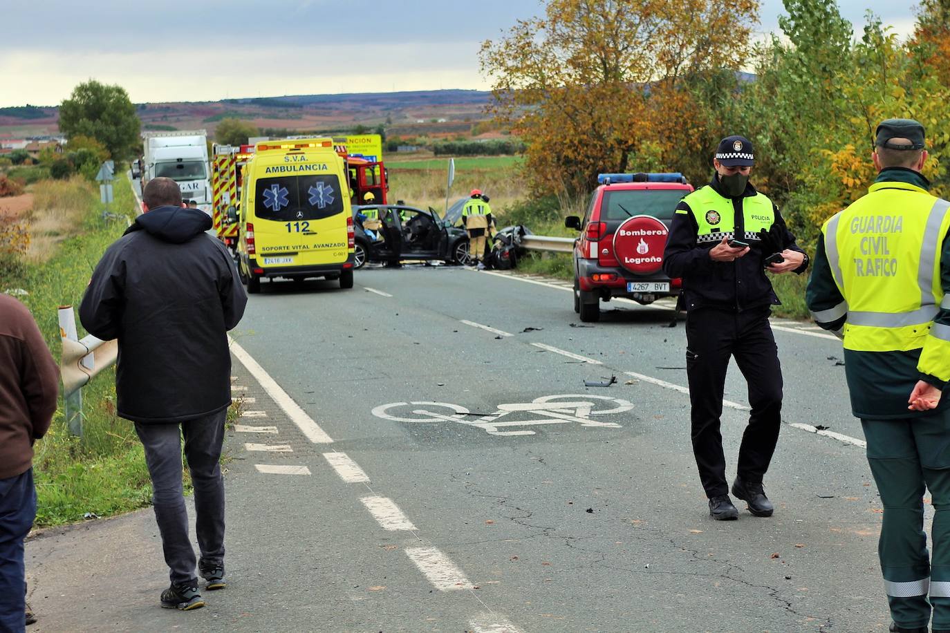 Accidente por un choque por alcance entre un tractor y un coche en la carretera que une Villamediana y Murillo. 