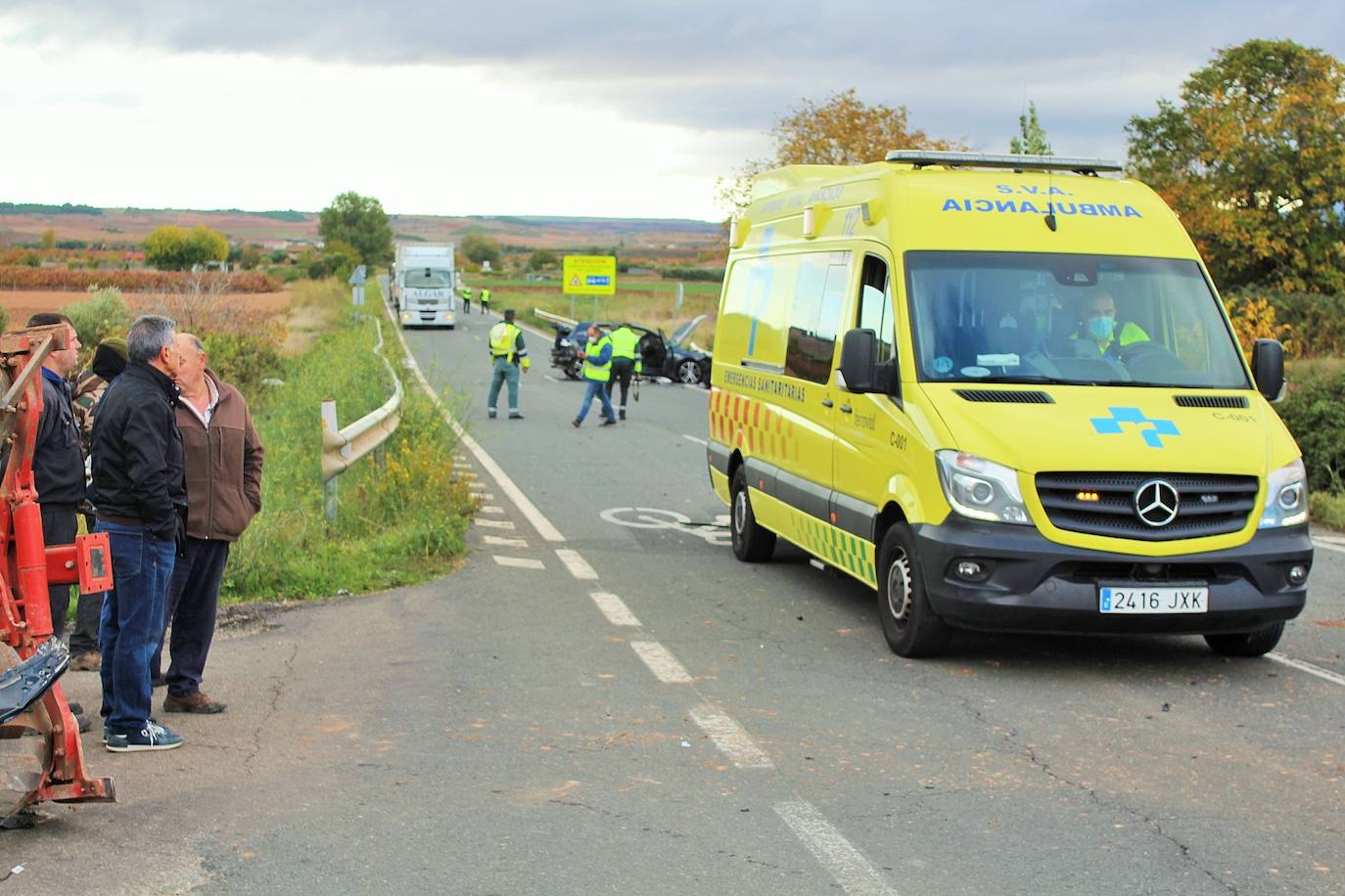 Accidente por un choque por alcance entre un tractor y un coche en la carretera que une Villamediana y Murillo. 