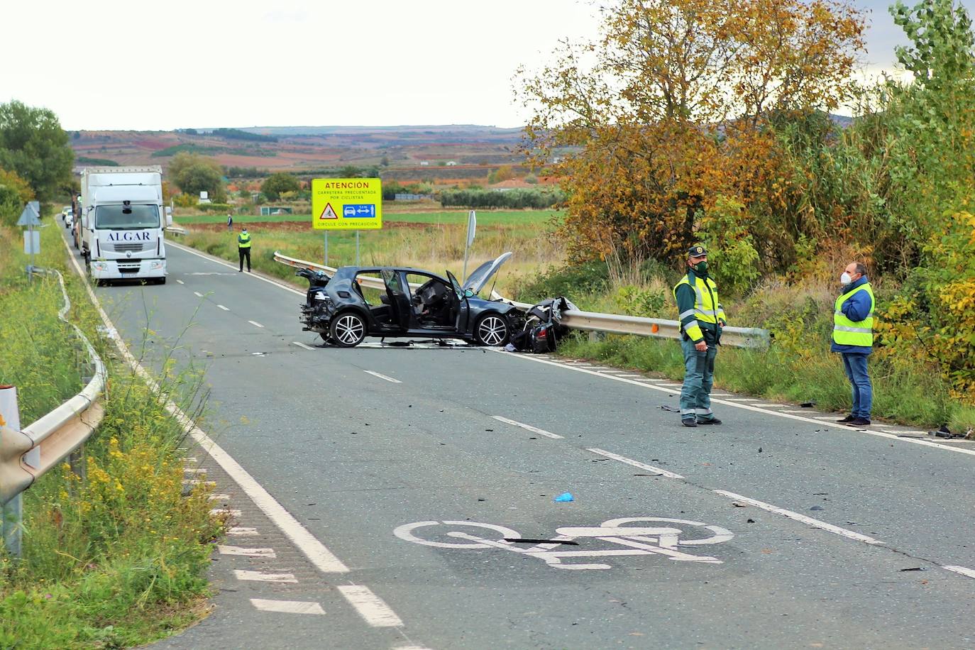 Accidente por un choque por alcance entre un tractor y un coche en la carretera que une Villamediana y Murillo. 