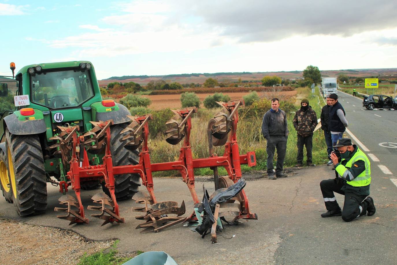 Accidente por un choque por alcance entre un tractor y un coche en la carretera que une Villamediana y Murillo. 