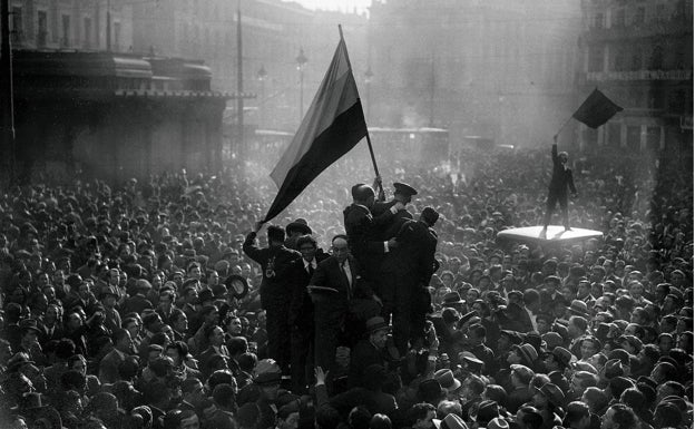 Proclamación de la Segunda República. Puerta del Sol, Madrid, 14 de abril de 1931. 