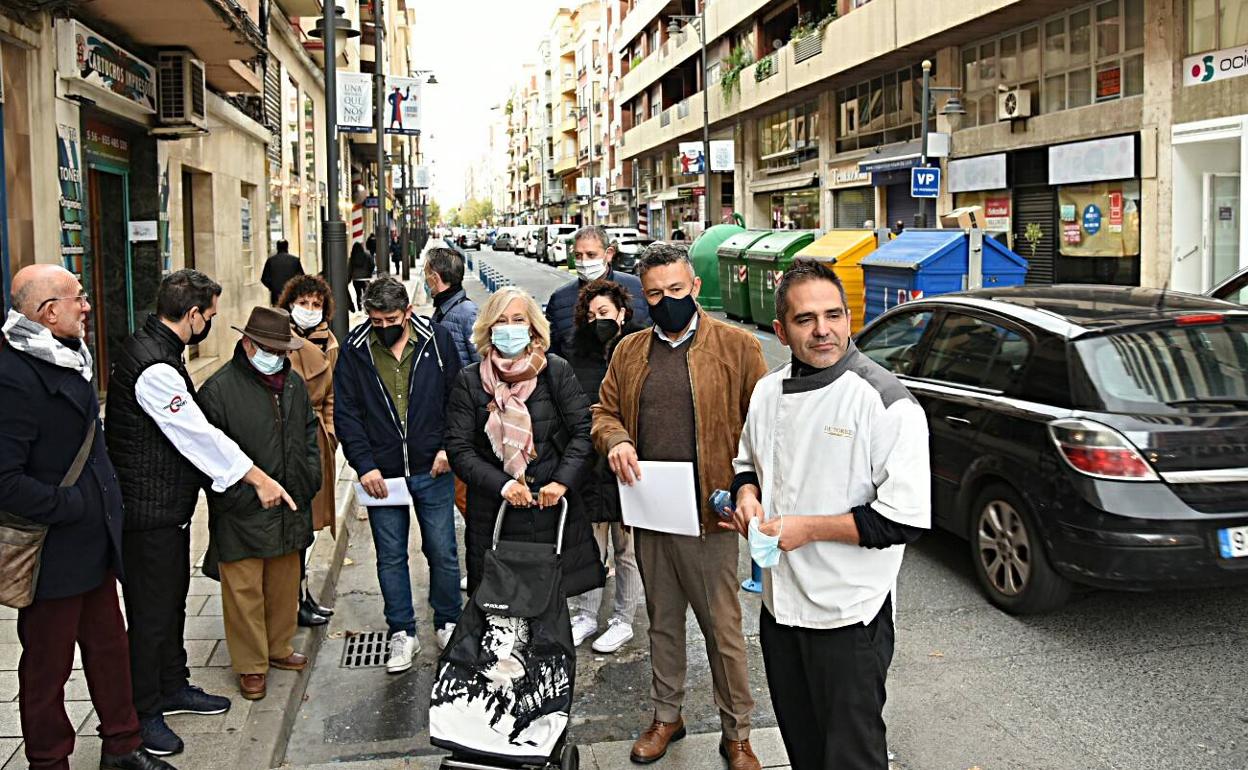 El PP, con comerciantes y vecinos, este viernes. 