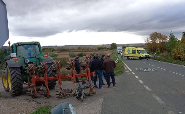 Galería. Tractor contra el que ha impactado el turismo. 