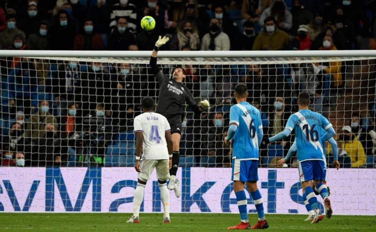 Courtois desvía una de las ocasiones del Rayo en el tramo final del partido.