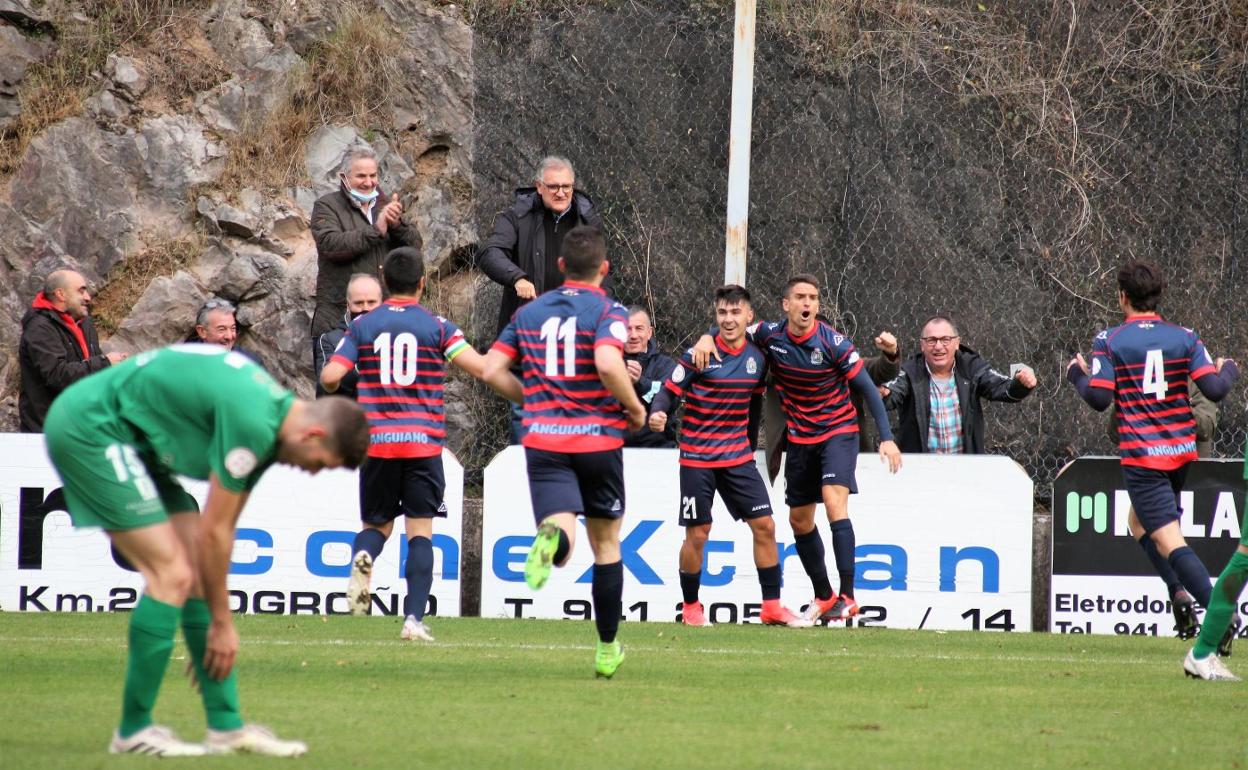 Los jugadores del Anguiano corren a felicitar a Iker (21) por el gol que abrió el marcador, ante el entusiasmo de la hinchada local. 