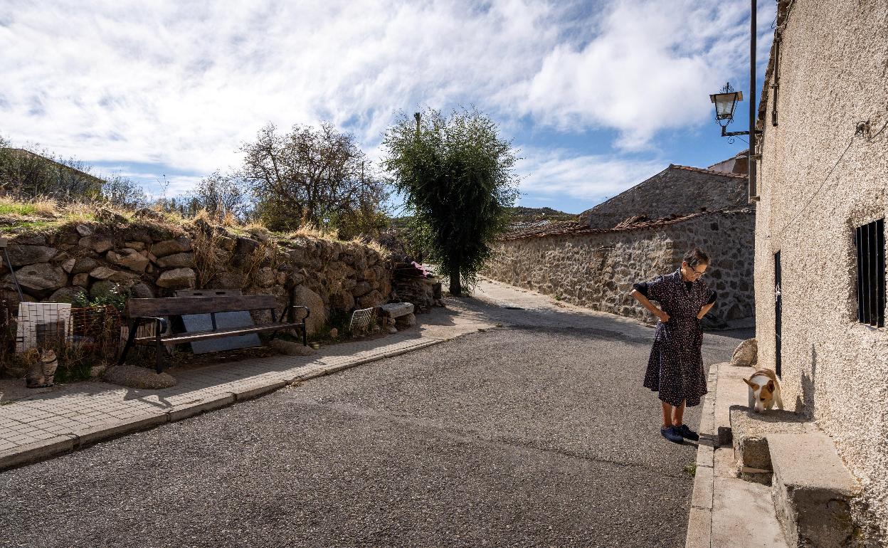 Una de las vecinas de la localidad abulense de Marlín, donde residen unos 30 habitantes. 