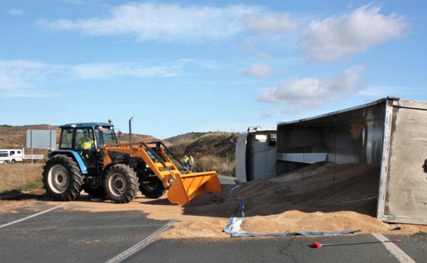 Imagen principal - Restablecido el tráfico en la N-120, cortado por el vuelco de un camión