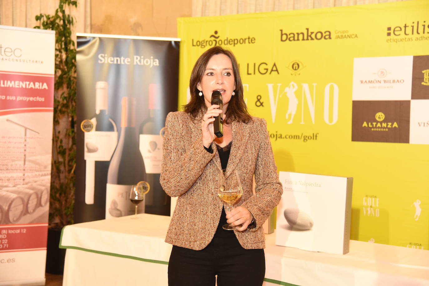 Los participantes en el torneo Finca Valpiedra, de la Liga de Golf y Vino, disfrutaron de la cata de dos caldos de Finca Valpiedra.