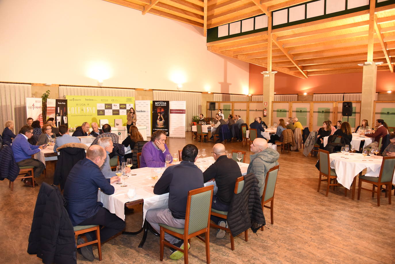 Los participantes en el torneo Finca Valpiedra, de la Liga de Golf y Vino, disfrutaron de la cata de dos caldos de Finca Valpiedra.