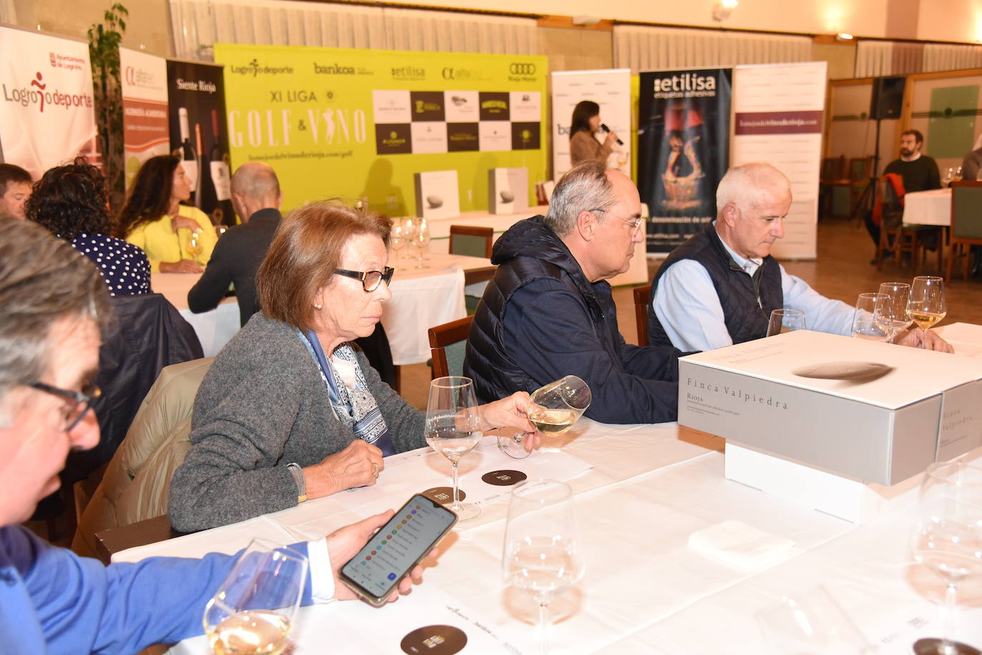 Los participantes en el torneo Finca Valpiedra, de la Liga de Golf y Vino, disfrutaron de la cata de dos caldos de Finca Valpiedra.