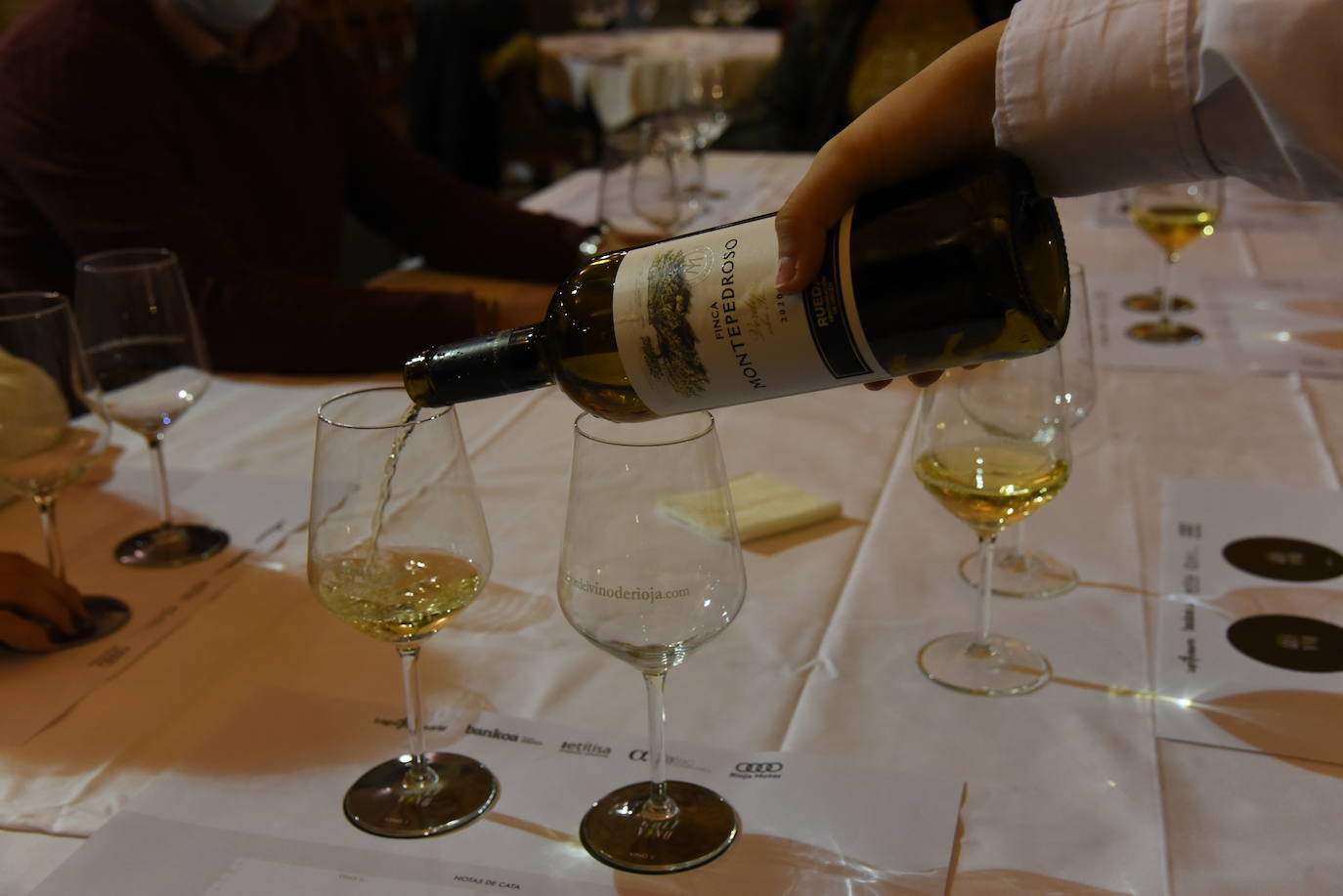 Los participantes en el torneo Finca Valpiedra, de la Liga de Golf y Vino, disfrutaron de la cata de dos caldos de Finca Valpiedra.